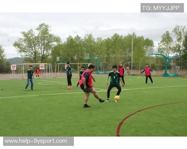 白色足球袜男孩的梦想与成长之路探索运动的魅力与坚持的力量